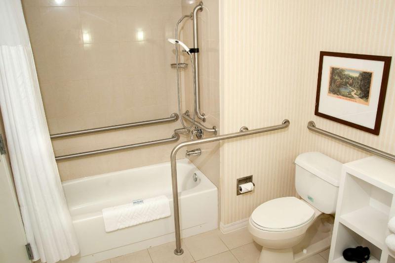 Queen Room with Bath Tub - Mobility Access/Non-Smoking image 4