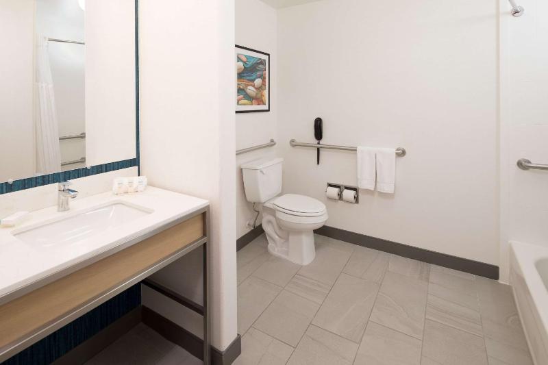 King Room with Tub - Mobility and Hearing Access image 2