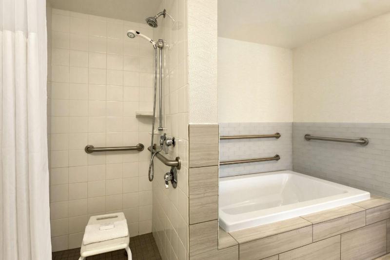 King Suite - Mobility and Hearing Access image 3