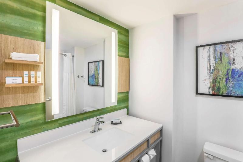 One-Bedroom King Suite with Sofa Bed image 2