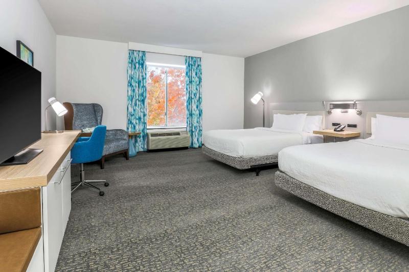 Queen Room with Two Queen Beds image 4