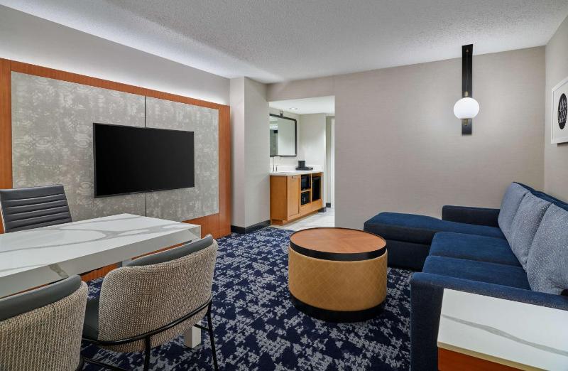 King Suite - Non-Smoking image 4