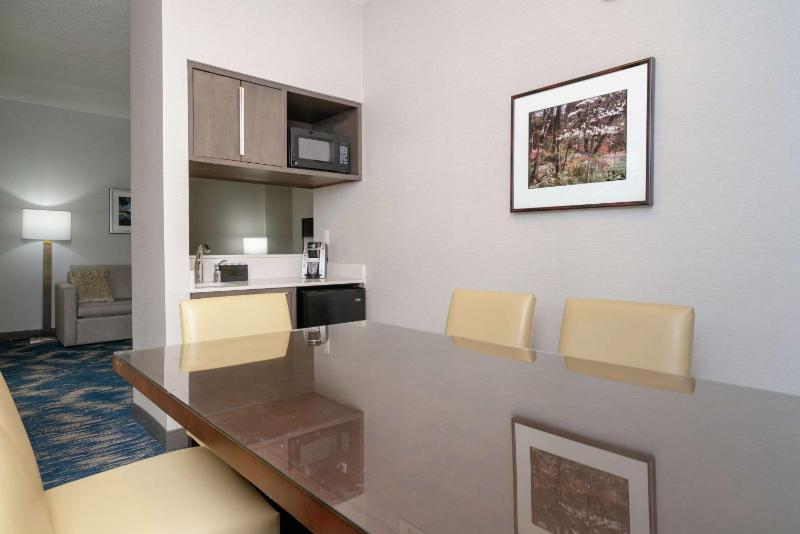 King Suite with Balcony image 4