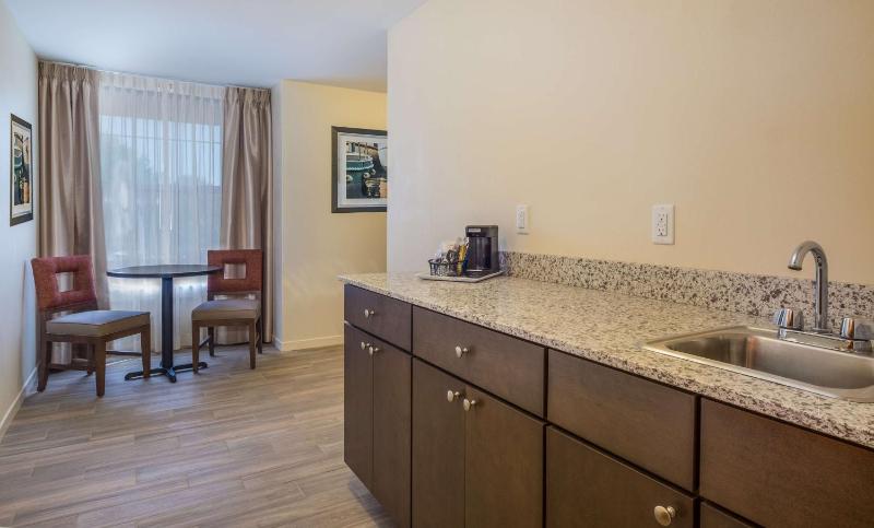 Queen Studio Suite with Two Queen Beds - Non-Smoking image 4