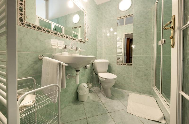 Double or Twin Room with Extra Bed image 3