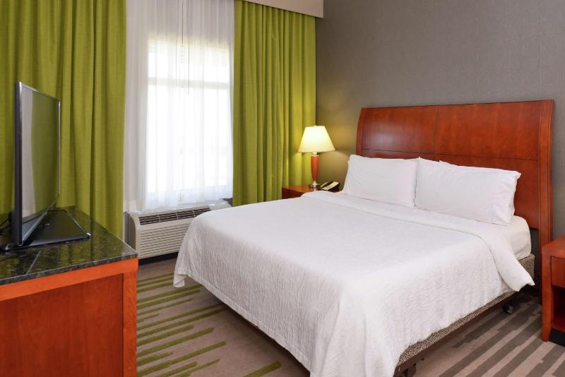 One-Bedroom King Suite with Mobility Accessible Shower image 3