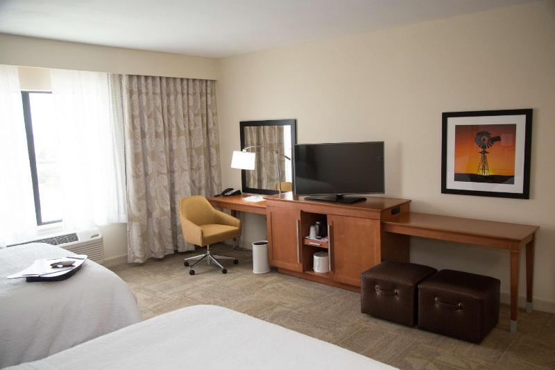 Queen Room with Two Queen Beds - Non-Smoking image 4