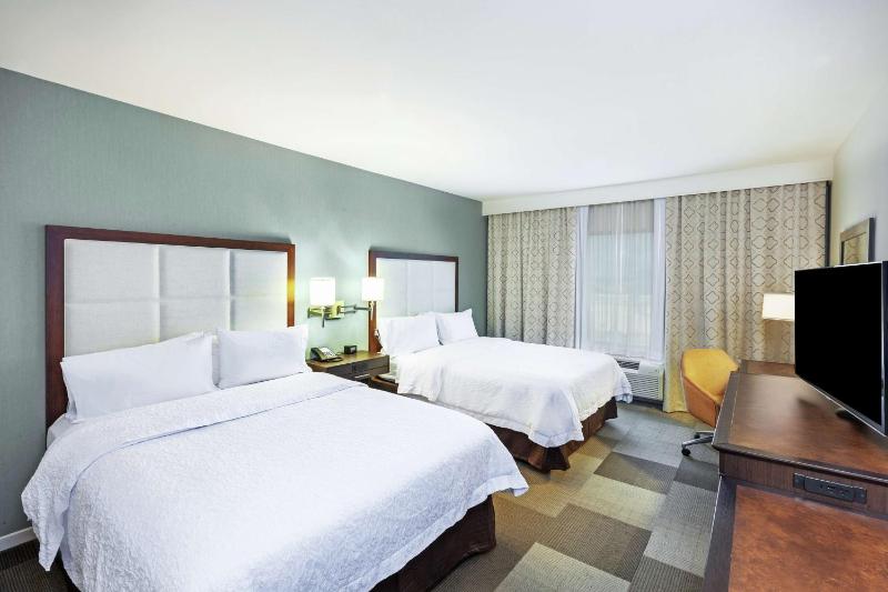 Queen Room with Two Queen Beds - Non-Smoking image 4