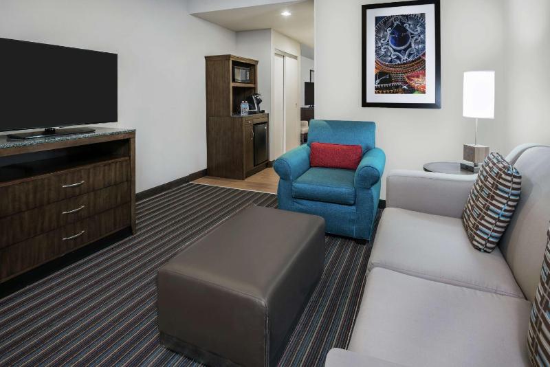 One-Bedroom King Suite with Sofa Bed image 3