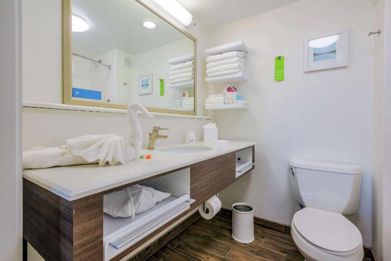 King Room with Microwave and Refrigerator - Non-Smoking image 3