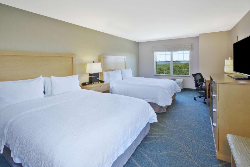 Queen Room with Two Queen Beds with Ocean View image 3