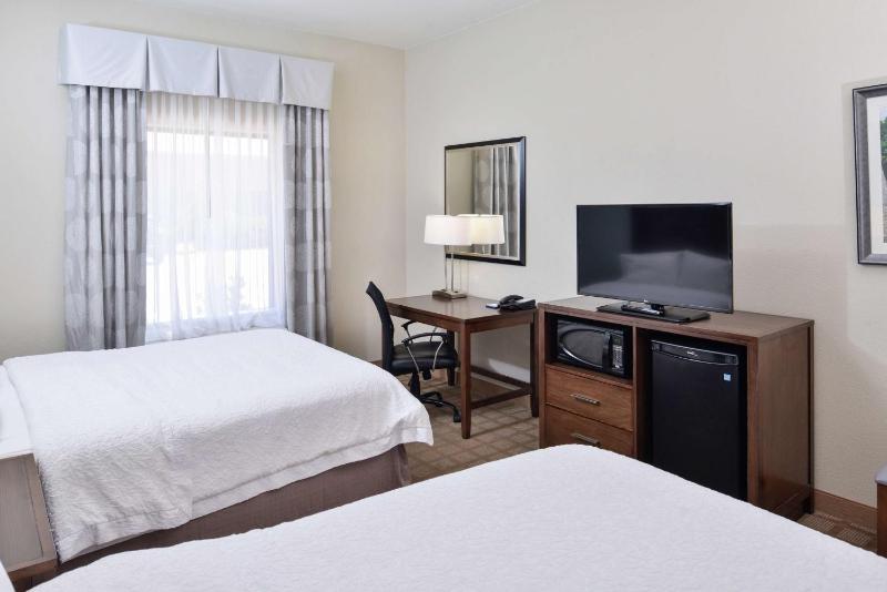 Queen Room with Two Queen Beds (4 Adults) image 4