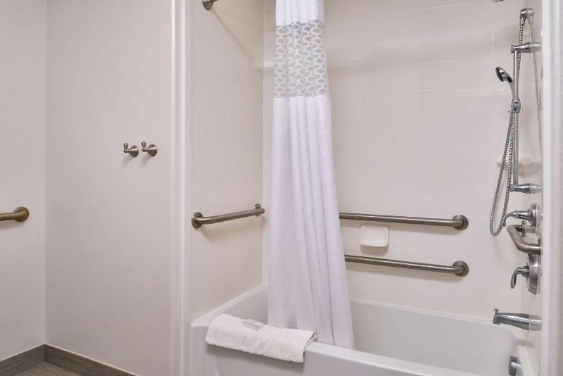 Queen Room with Two Queen Beds - Mobility Access/Non-Smoking image 3