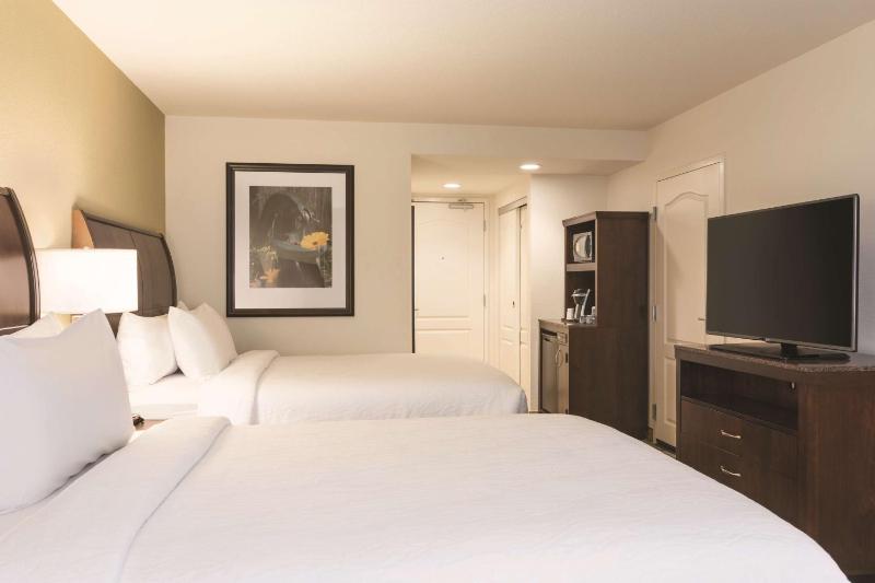 Queen Room with Two Queen Beds image 3