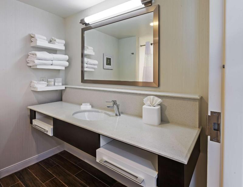 Queen Room with Two Queen Beds - Hearing Access/Non-Smoking image 2
