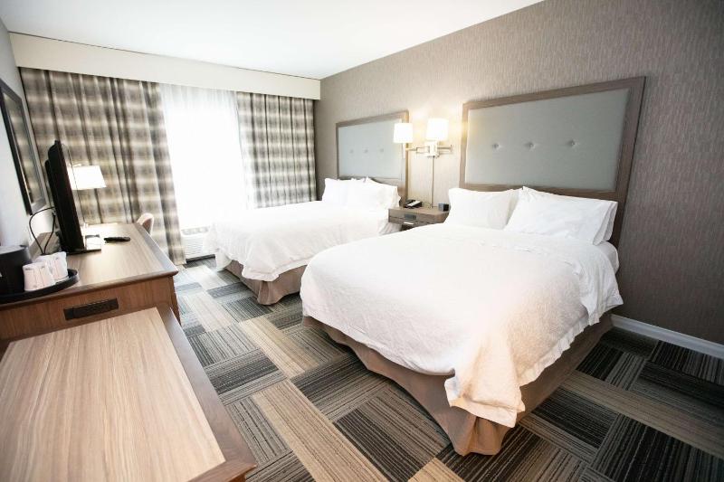 Queen Room with Two Queen Beds (4 Adults) image 3