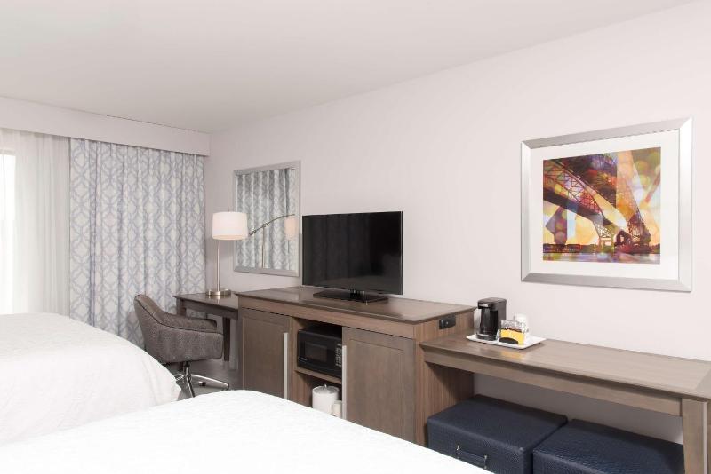 Queen Room with Two Queen Beds (4 Adults) image 4