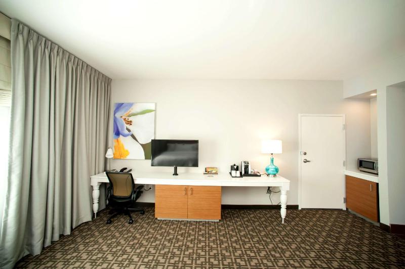 King Room with Accessible Tub - Mobility Access image 4