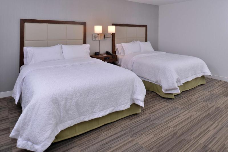 Queen Room with Two Queen Beds (4 Adults) image 1