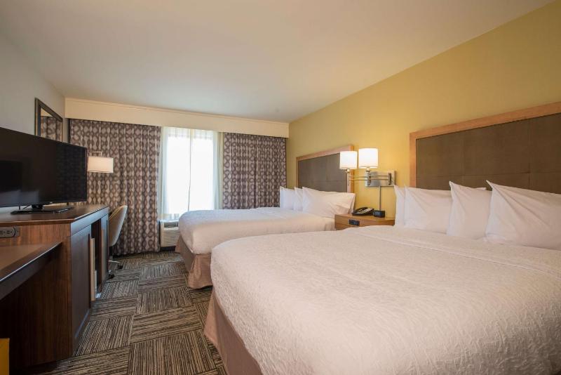 Queen Room with Two Queen Beds (4 Adults) image 4