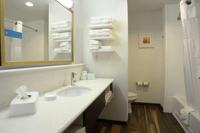 Queen Room with Two Queen Beds (4 Adults) image 2