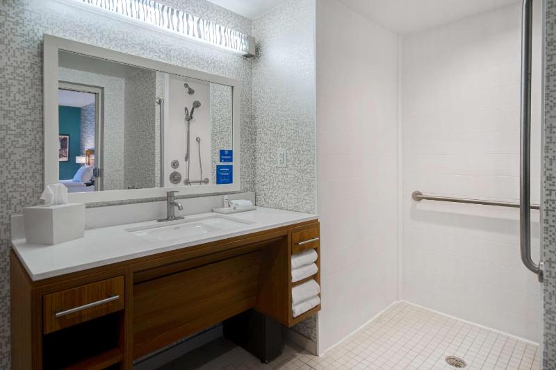 King Suite - Mobility Accessible/Non-Smoking image 3