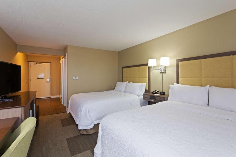 Queen Room with Two Queen Beds (4 Adults) image 1