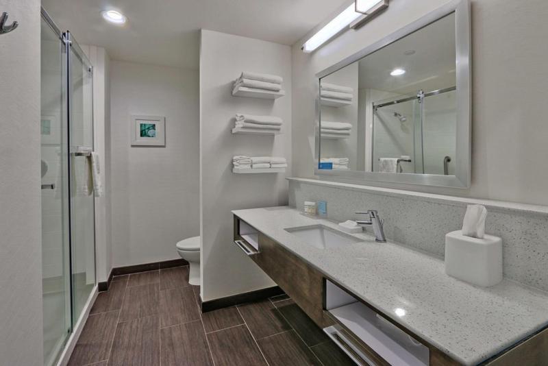 Executive King Room with Sofa Bed - Non-Smoking image 2