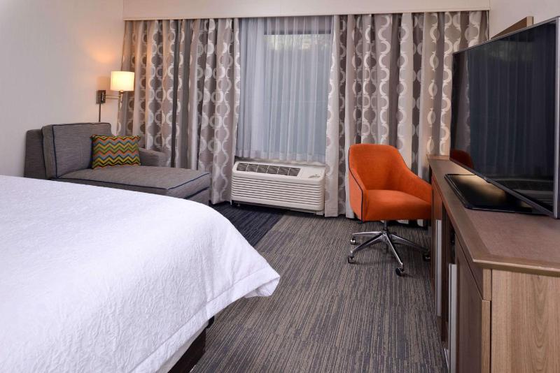 King Room with Sofa Bed - Non-Smoking image 4