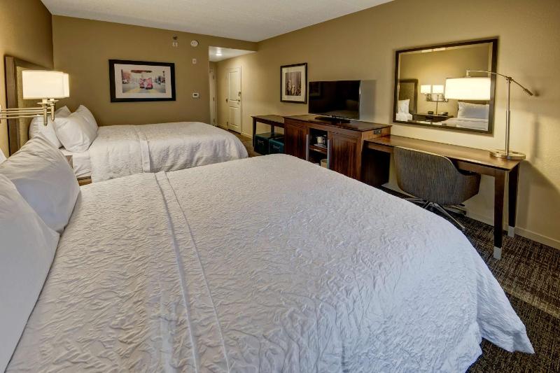 Queen Room with Two Queen Beds - Non-Smoking image 3
