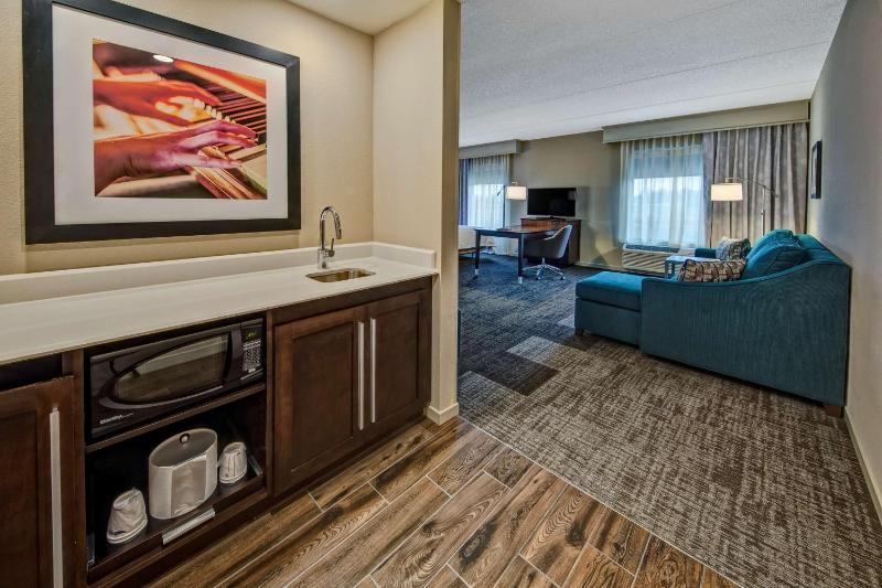 Queen Studio Suite with Two Queen Beds - Non-Smoking image 3