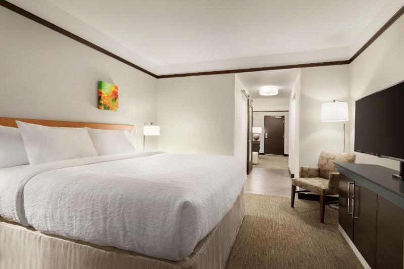 Deluxe King Room image 4