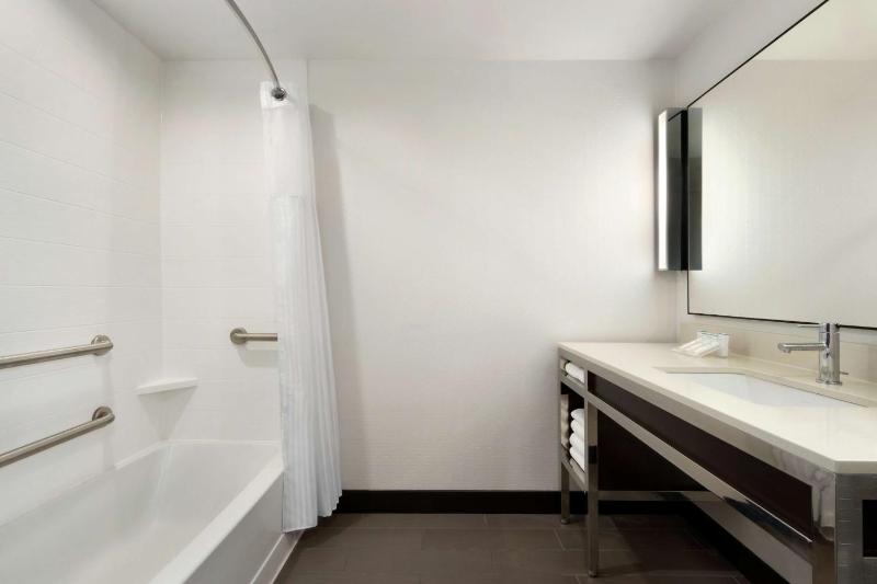 Queen Room with Two Queen Beds - Mobility and Hearing Access image 3
