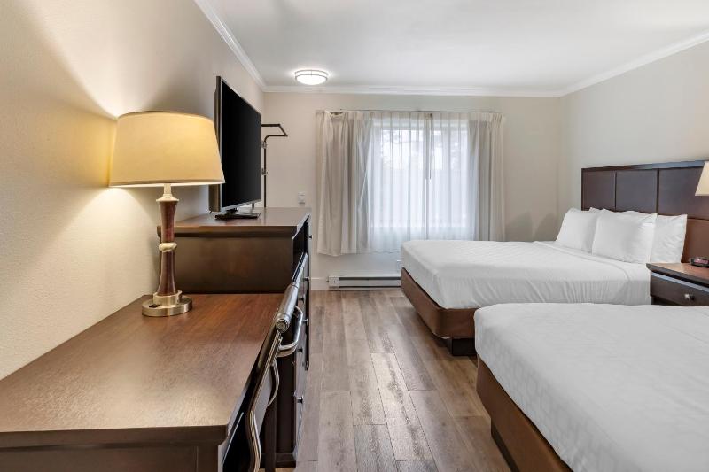 Queen Room with Two Queen Beds - Non-Smoking image 2
