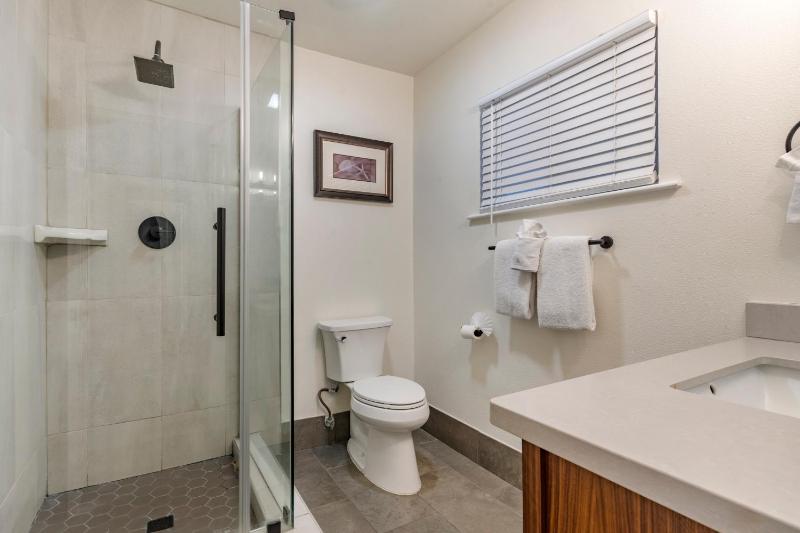 Queen Room with Walk-In shower - Disability Access image 2