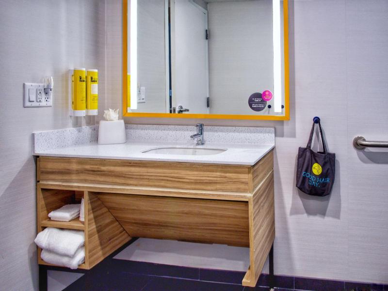 King Room with Accessible Tub - Mobility Access image 2