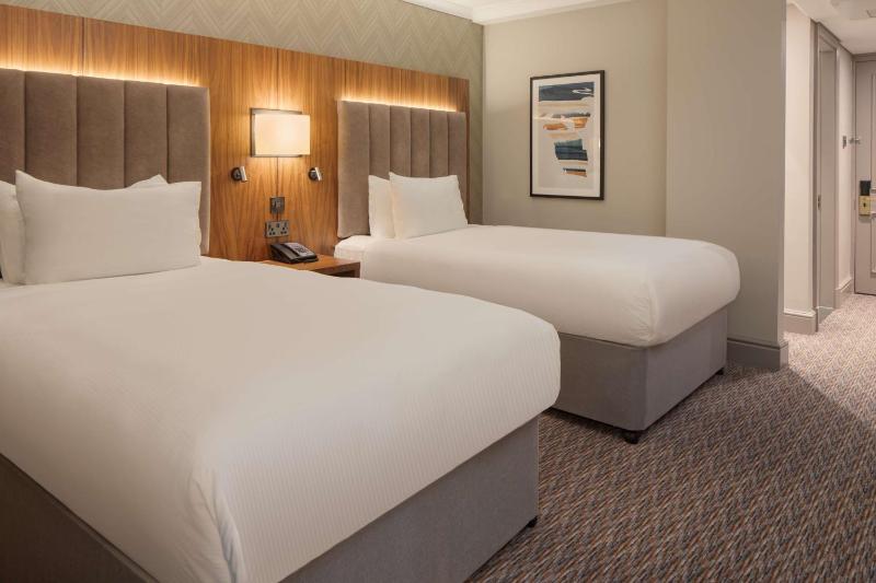 Twin Room image 4
