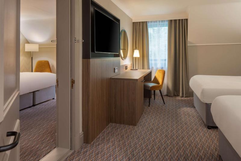 Twin Room image 3