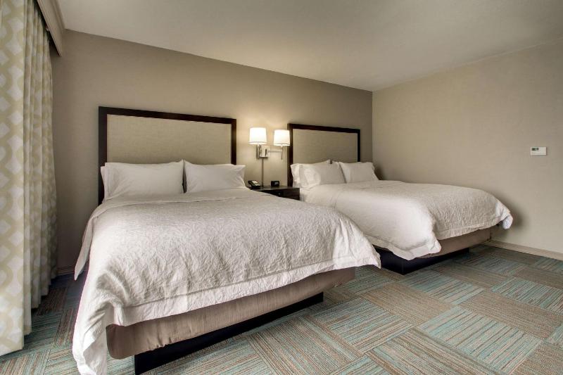 Queen Room with Two Queen Beds - Mobility and Hearing Access/Non-Smoking image 4