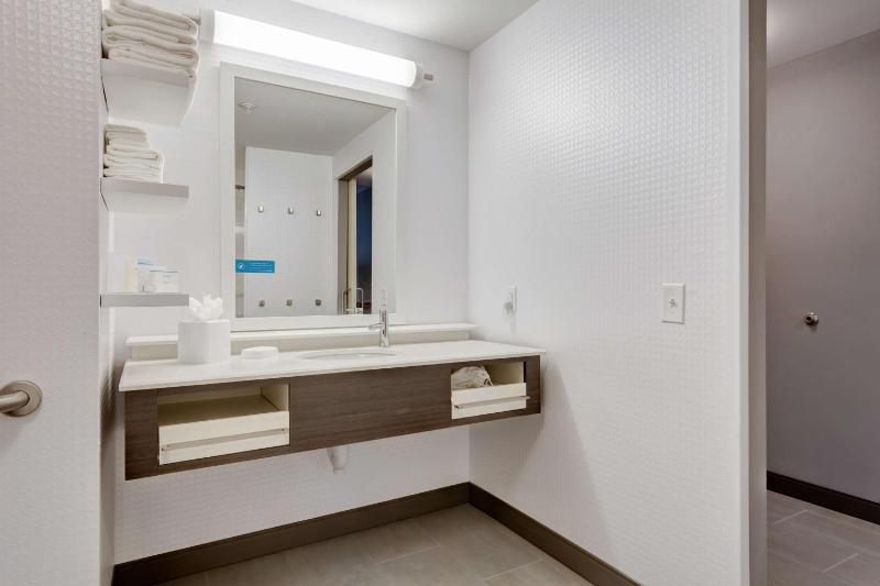 Queen Room with Two Queen Beds - Hearing Access/Non-Smoking image 1