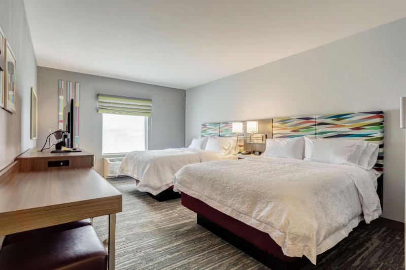 Queen Room with Two Queen Beds - Non-Smoking image 3