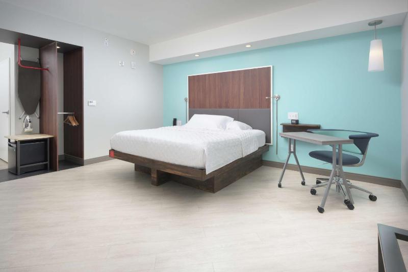 King Room with Roll-In Shower - Mobility and Hearing Access image 3