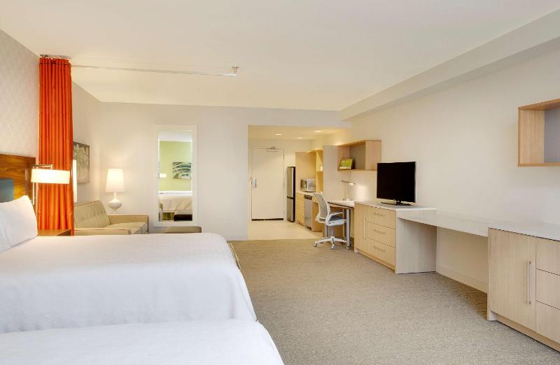 Queen Studio with Two Queen Beds - Non-Smoking image 3