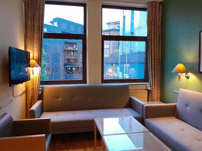 Family Room image 3