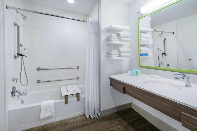 Queen Room with Two Queen Beds - Mobility and Hearing Access/Non-Smoking image 2