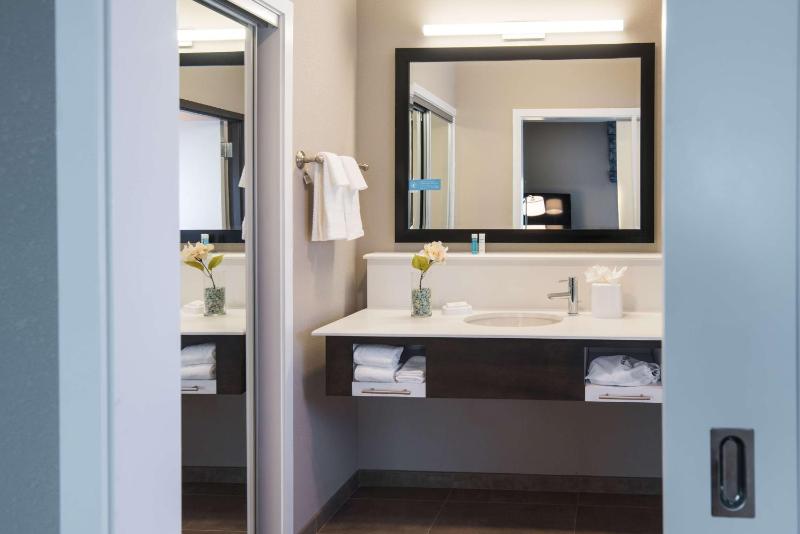Queen Room with Two Queen Beds - Mobility and Hearing Access/Non-Smoking image 1