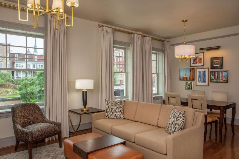 Deluxe Two-Bedroom King Suite image 3
