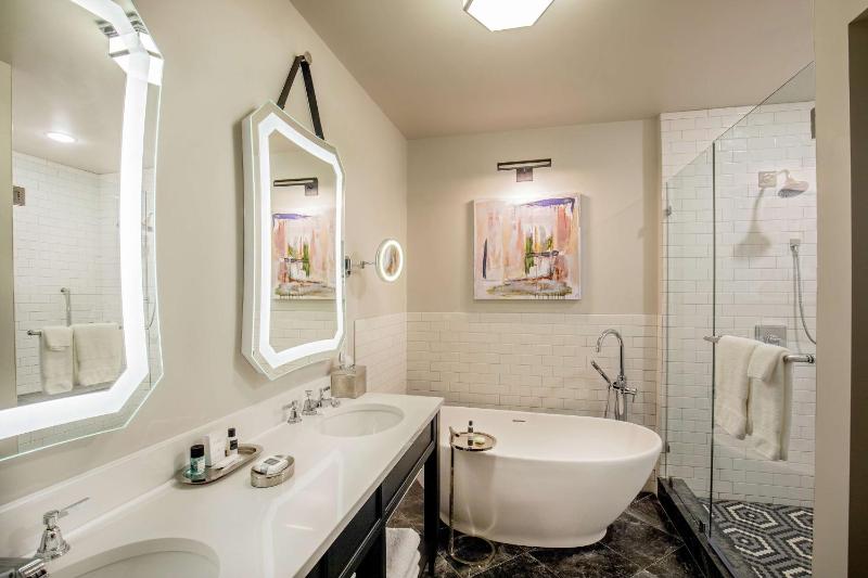 Deluxe Two-Bedroom King Suite image 3