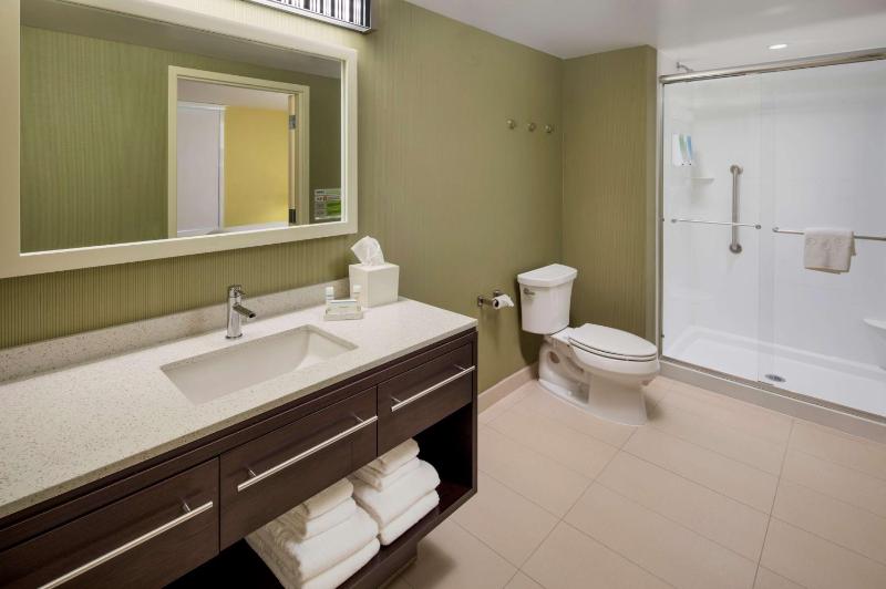 One-Bedroom Queen Suite - Non-Smoking image 2