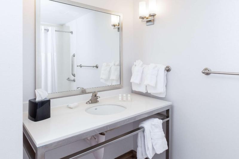 King Room with Accessible Tub - Mobility Access image 2